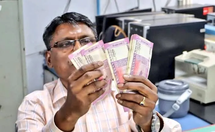 2000 रुपए का नोट सर्कुलेशन से बाहर होने का आपकी जमा पूंजी पर किस तरह होगा असर? डीटेल में समझें