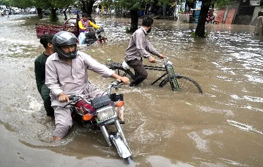 Pakistan में भारी बारिश से 76 की मौत