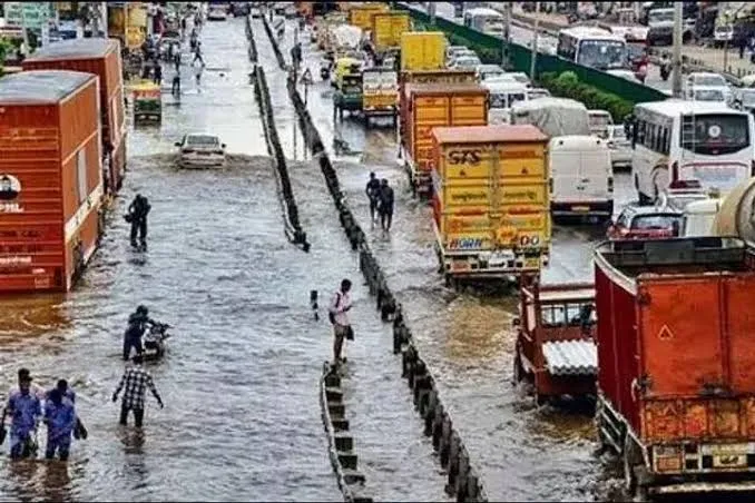 Heavy Rains: भारी बारिश के कारण पूरे तमिलनाडु में 75000 ट्रक फंसे, कंपनियों को हो रहा नुकसान