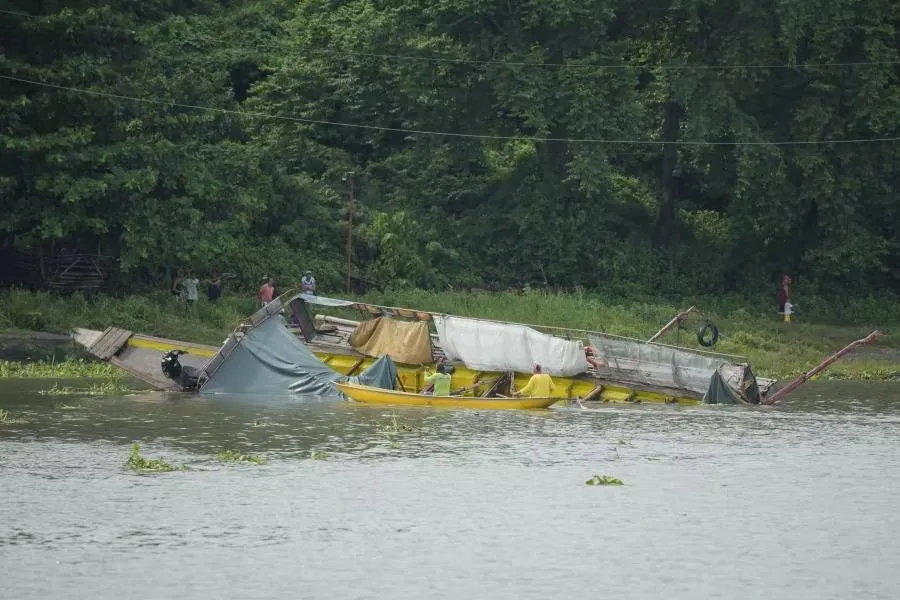 तूफान की चपेट में आने से नाव डूबी, 30 की मौत, 40 यात्रियों को सुर‎क्षित ‎निकाला