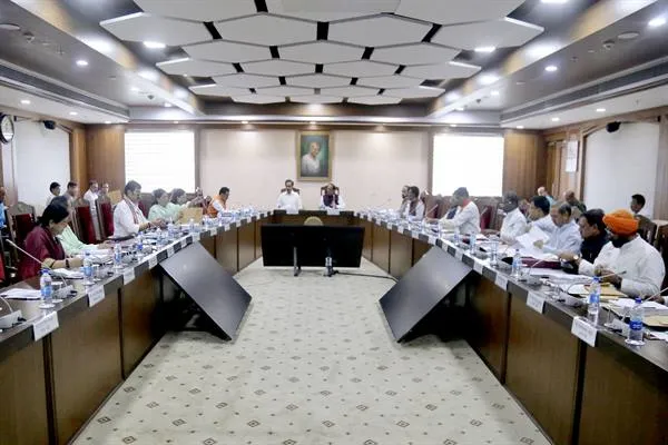 MP में सरकारी कर्मचारियों को मिली खुशखबरी, 35 वर्ष सेवा पूरी कर चुके कर्मचारियों को चतुर्थ समयमान वेतनमान मिलेगा