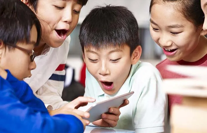 चीन में children को सिर्फ दो घंटे मोबाइल इस्तेमाल करने की मंजूरी