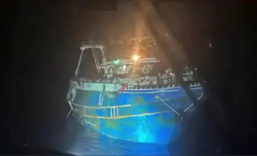 2 नावें डूबीं, 30 missing; समुद्री तूफान में फंसने से हुआ हादसा