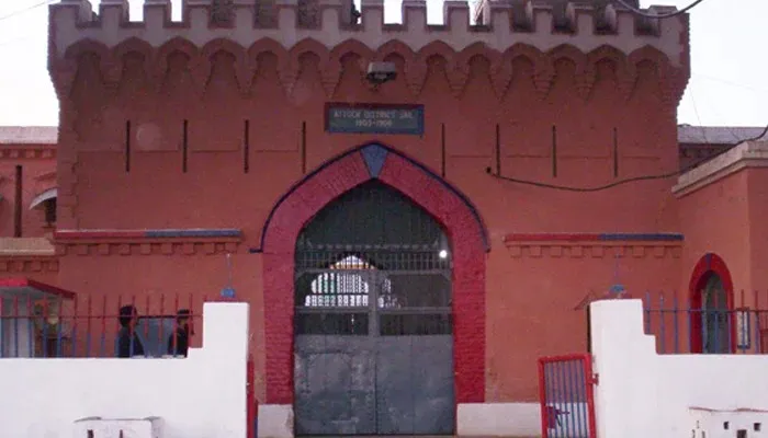 ऐशो-आराम की जिंदगी जीने वाले इमरान के साथ हो रहा आतं‎कियों जैसा बर्ताव