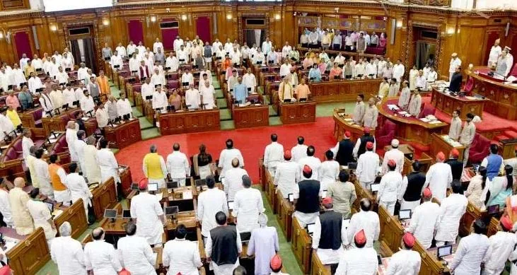 UP विधानसभा नई नियमावली लागू, विधायक अब नहीं ले जा पायेंगे मोबाइल, पोस्टर और झंडे