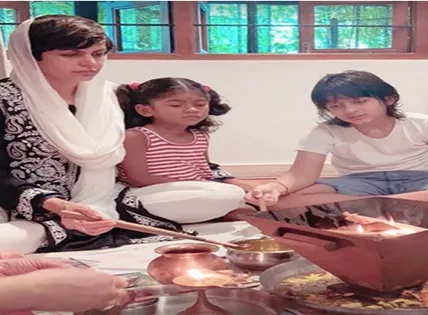 Mandira Bedi ने बच्चों के साथ किया हवन