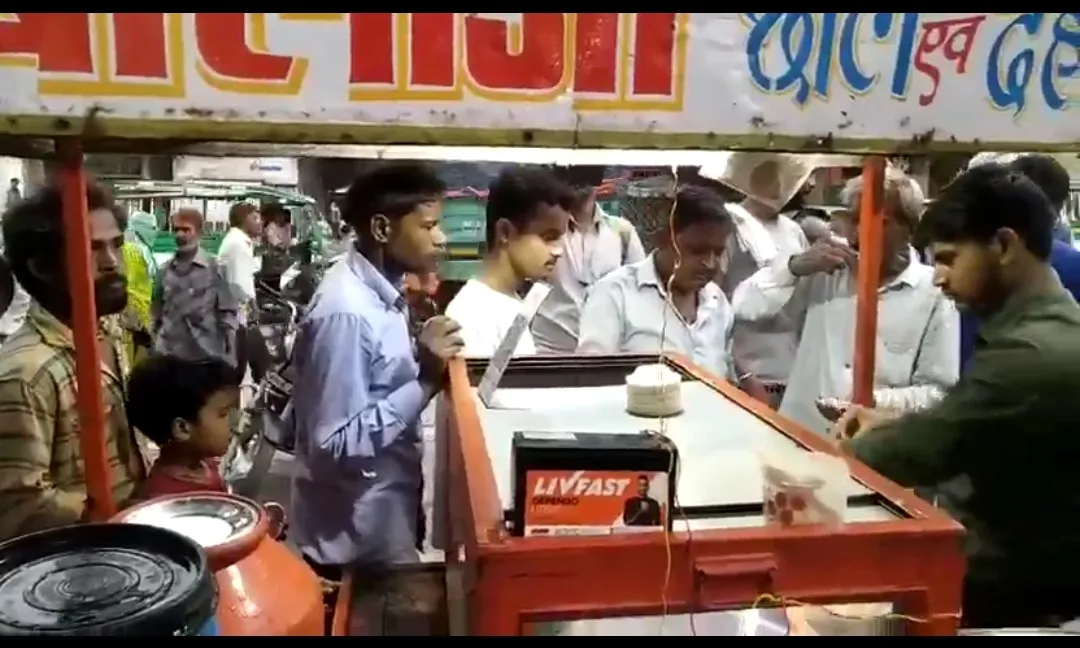 Gwalior : चंद्रमा पर तिरंगा फहराते ही चाट वाले ने मनाया अनूठा जश्न , सब ग्राहकों को मुफ्त में खिलाई पानी पूरी