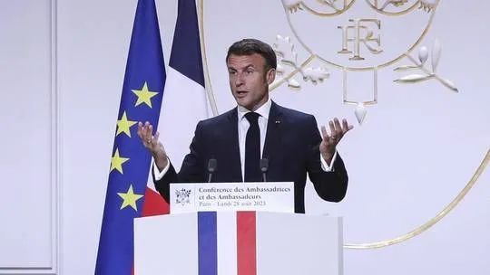 Macron ने फ्रांसीसी राष्ट्रपति पद की सीमा को कहा बुलशिट