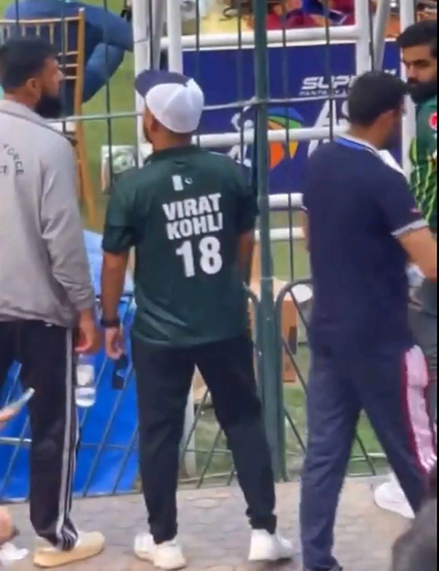 Lahore में सुपर फोर मुकाबले में विराट की जर्सी में नजर आया एक प्रशंसक
