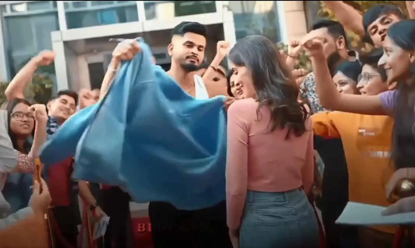 Advertisement के कारण विवाद में आये श्रेयस