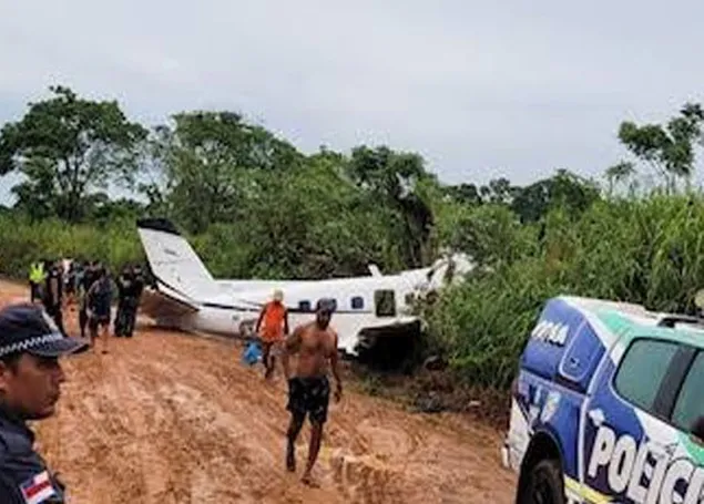 जंगल में  Plane crashes, क्रू मेंबर समेत सभी या‎त्रियों की मौत