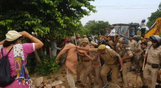 Agra में 15 मिनट में तीन बार पुलिस और मीडिया पर सत्संगियों का हमला