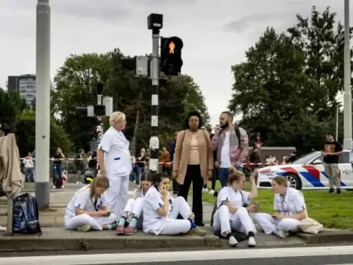 Classroom में गोलीबारी, 3 की मौत       