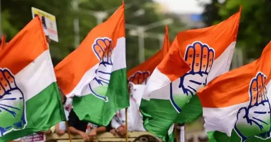 सत्ता में वापस आने का दावा कर रही Congress के कई दिग्गज नेता हट रहे हैं पीछे