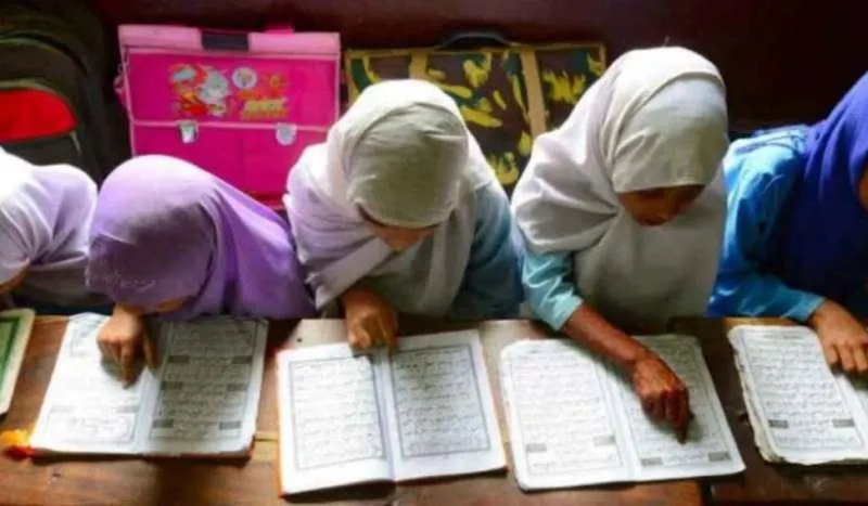 Iran के स्कूलों में अंग्रेजी, अरबी या दूसरी कोई विदेशी भाषा को पढ़ने पर रोक