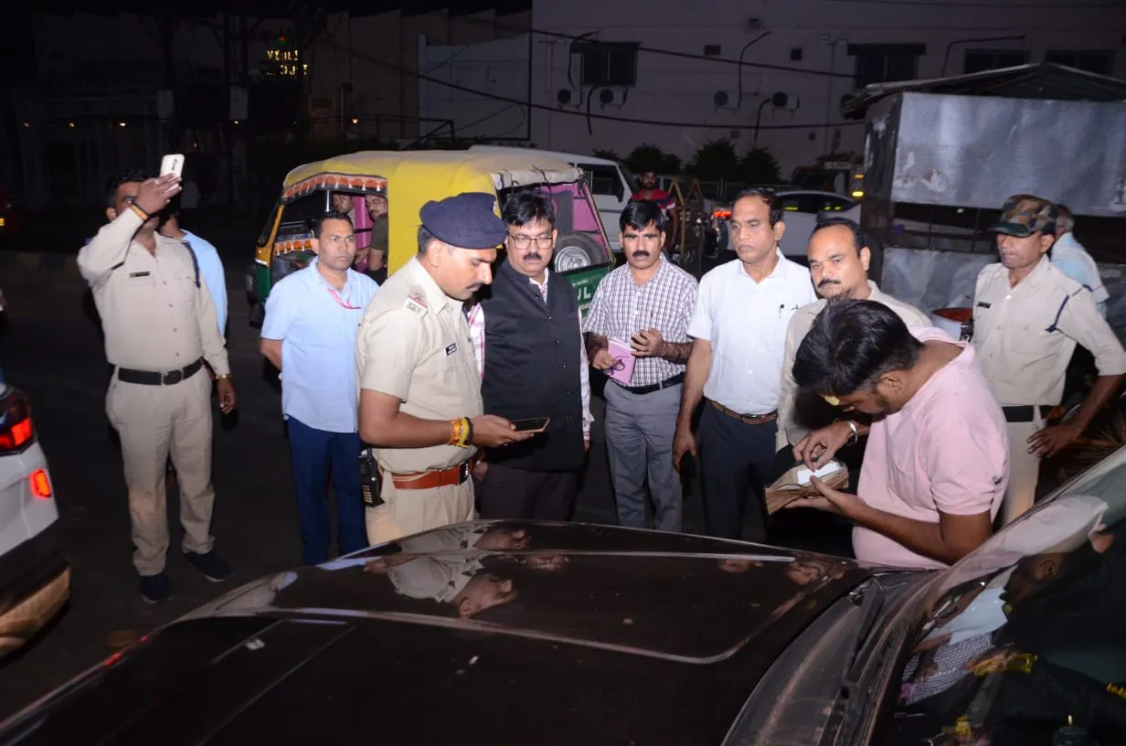 MP Election: कलेक्टर सिंह विभिन्न नाकों का किया औचक निरीक्षण 