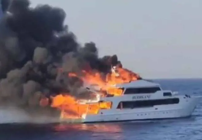 नाव में आग लगने से करीब 16 लोगों की मौत
