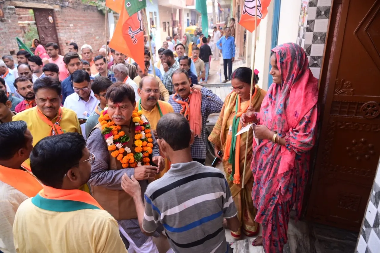 BJP प्रत्याशी प्रद्युम्न सिंह तोमर को जनसम्पर्क में मिल रहा बहनों का स्नेह