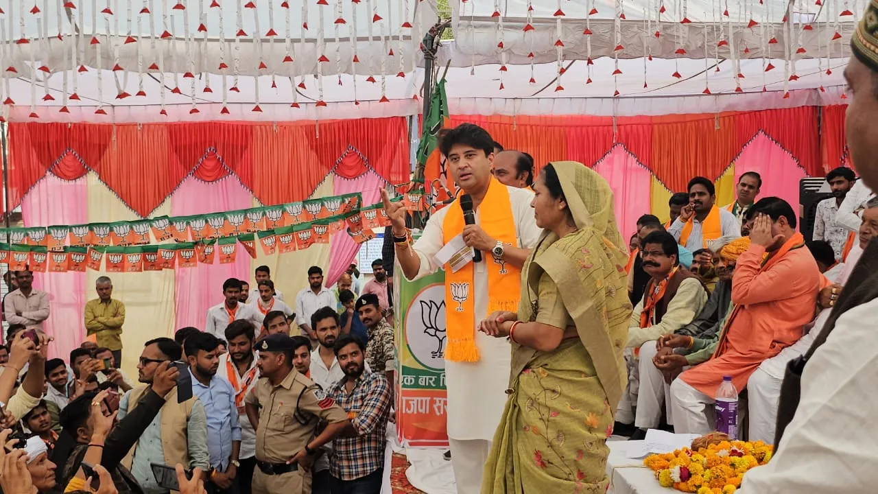 जनता ने कांग्रेस की सरकार का ट्रेलर 15 महीने देखा हैं तो उसकी पिक्चर बंद कर दो : सिंधिया