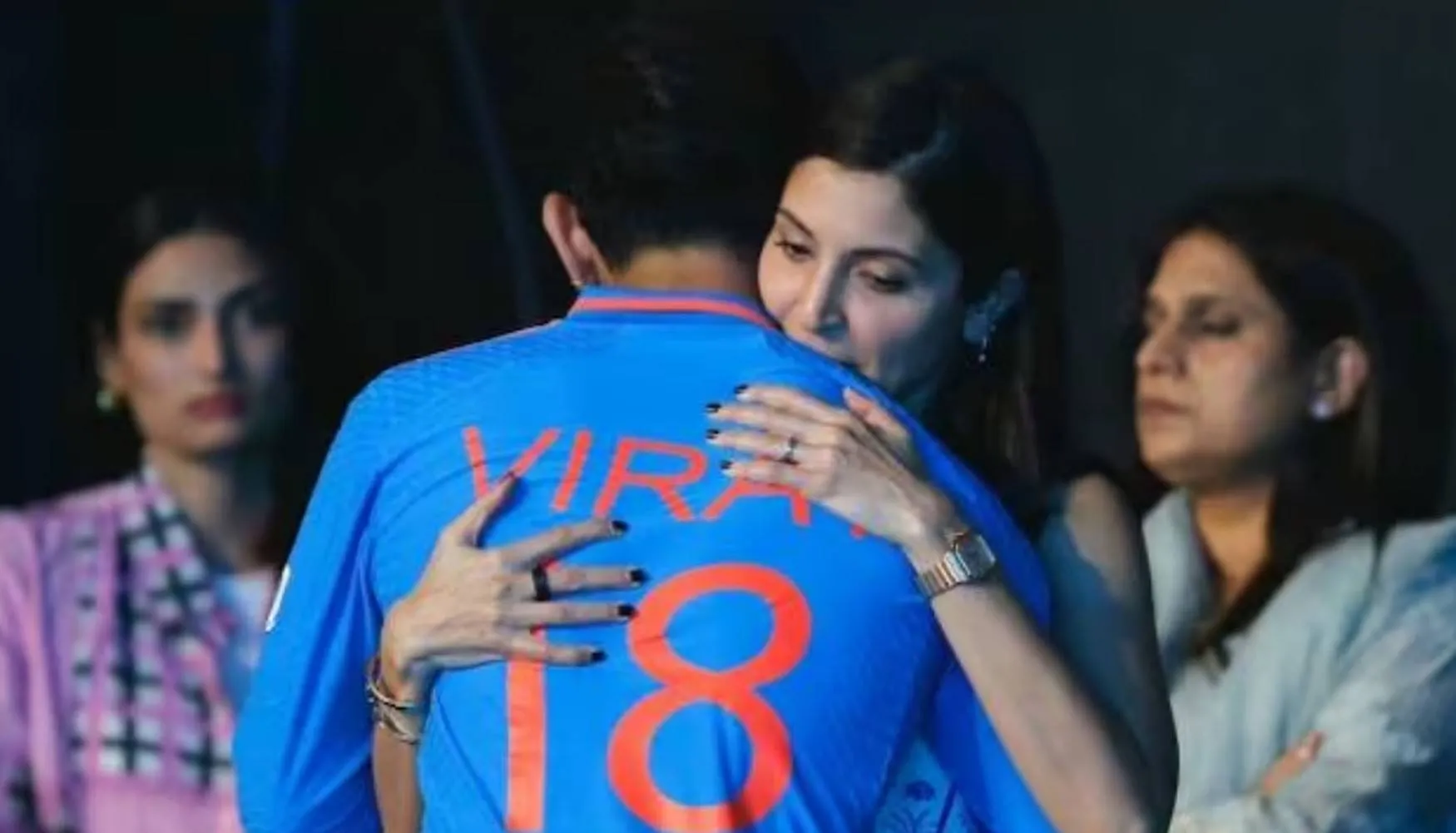 भारत की हार से Anushka हुईं परेशान, विराट को लगाया गले, अ‎थिया के नहीं रुके आंसू