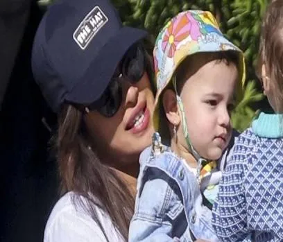 बेटी मालती मैरी संग घूमने निकली Priyanka