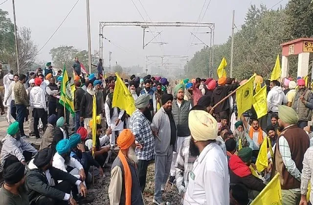 किसान प्रदर्शन से 6 गाड़ियां रद्द, 33 का मार्ग प‎रिव‎र्तित