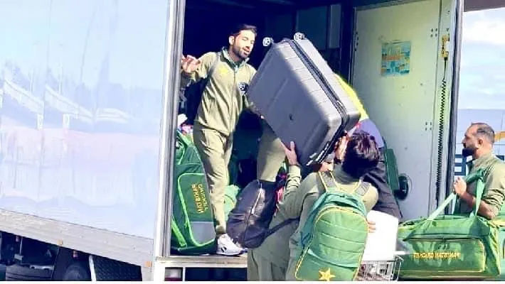 PAK क्रिकेटर्स की ऑस्ट्रेलिया में हुई फजीहत? Air Port पहुंचते ही ट्रक में खुद चढ़ाना पड़ा सामान