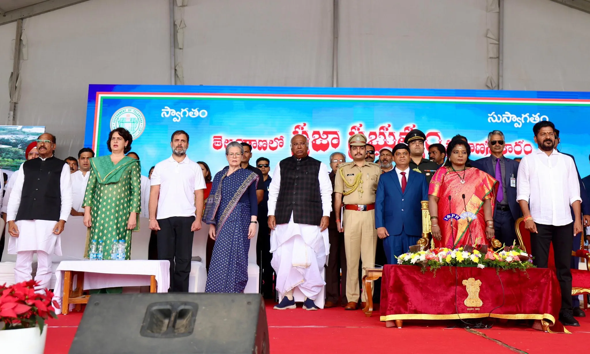 सोनिया, राहुल और खड़गे की मौजूदगी में रेवंत रेड्डी ने ली CM पद की शपथ