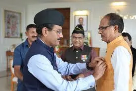 Shivraj को सेना अधिकारियों ने प्रतीक ध्वज लगाया