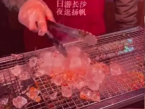 एक देश ऐसा जहां बर्फ क्यूब को भूनकर खाते हैं मिर्च-मसाले के साथ