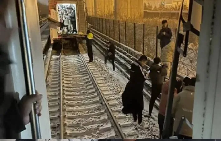 हिमपात में Train भिड़ीं, 102 यात्रियों की हड्डियां टूटीं