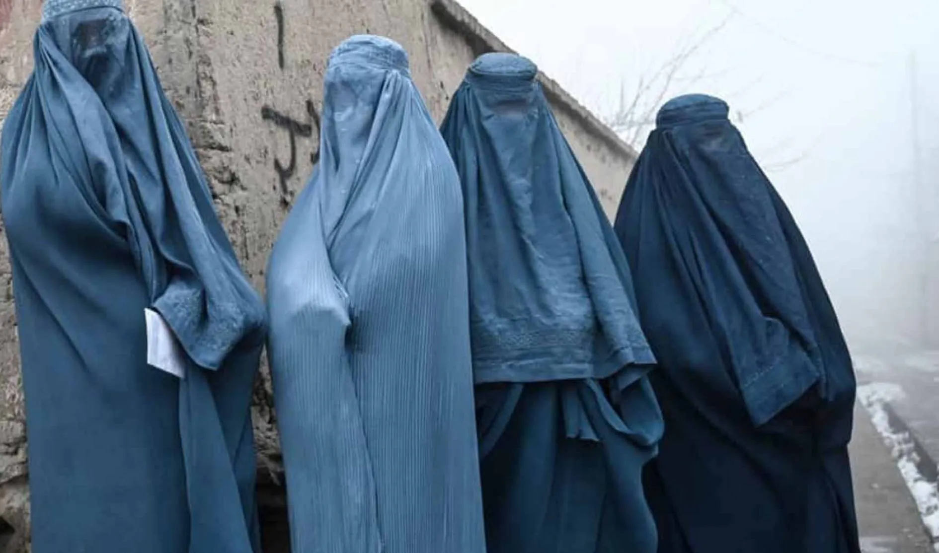 Iran में बगैर हिजाब के होटल या Restaurant में नहीं मिलेगा प्रवेश, नियमों के उल्लंघन पर मिलेगी सख्त सजा