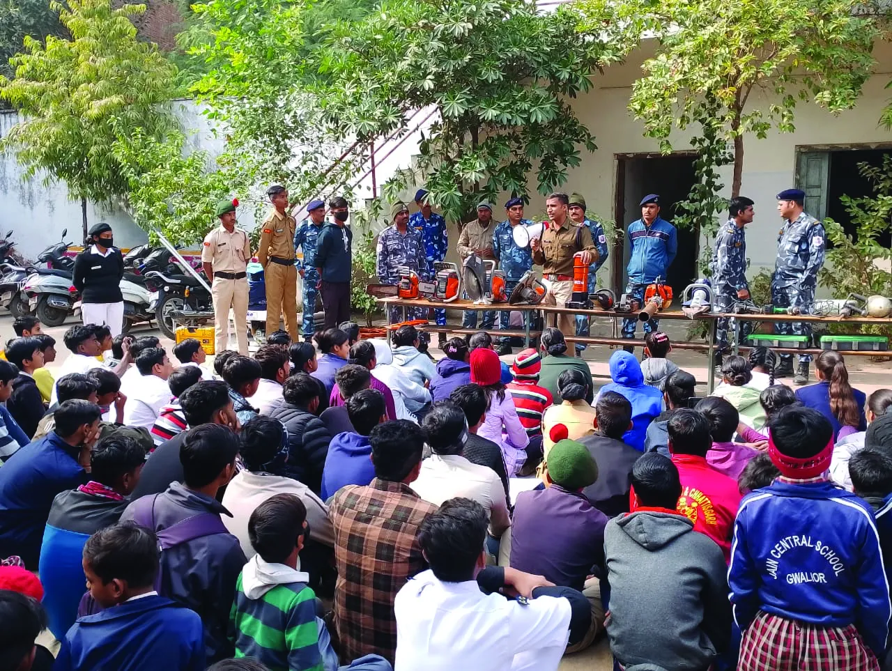 SDRF होमगार्ड द्वारा NCC कैडेट्स एवं Students को आपदा प्रबंधन से निपटने के लिए दिया प्रशिक्षण