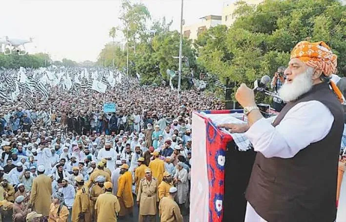 Pakistan में जेयूआई-एफ प्रमुख फजलुर रहमान के काफिले पर हमला