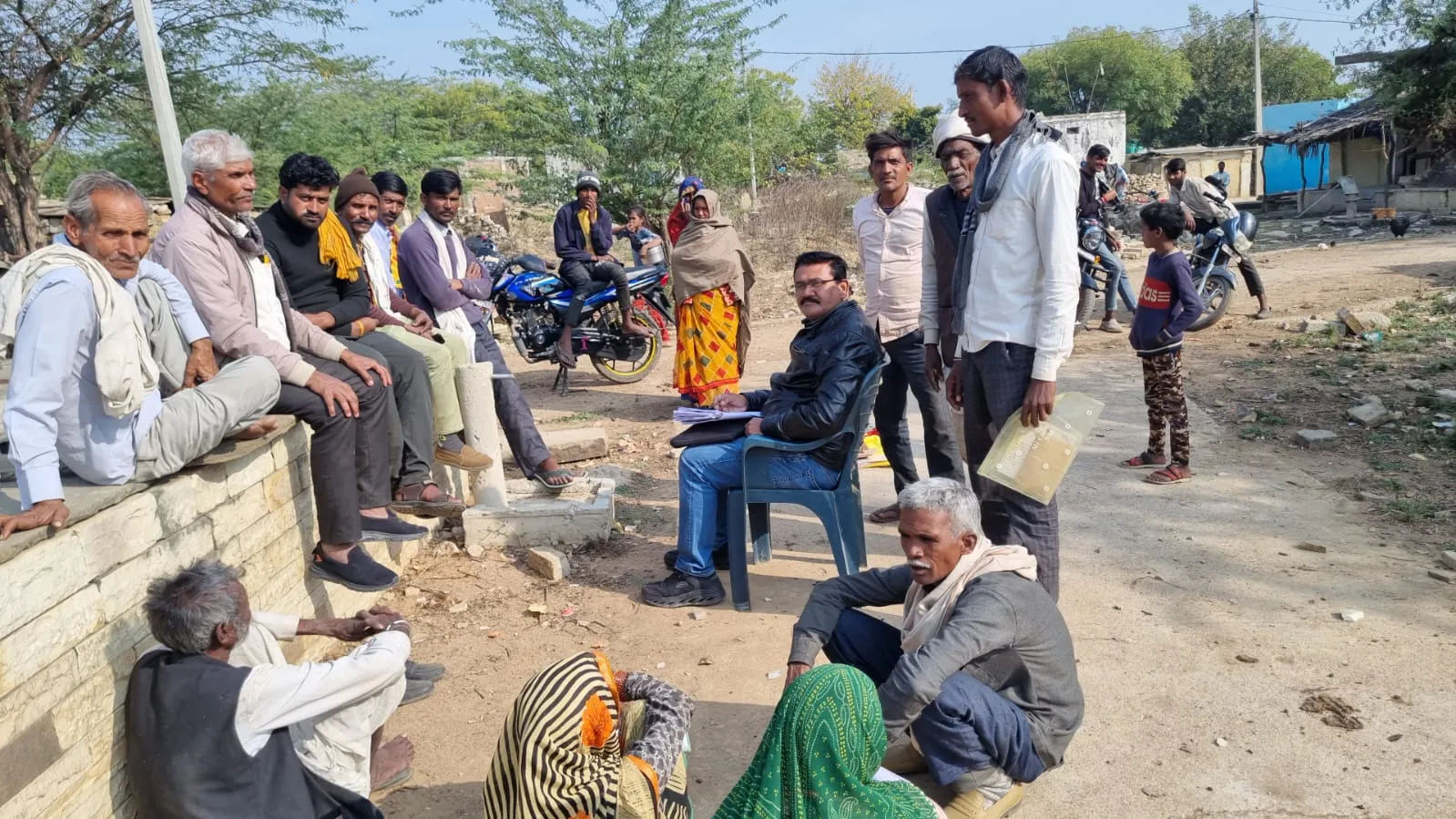 राजस्व महाअभियान के तहत जिले के गाँव-गाँव में हो रहा है बी-1 का वाचन