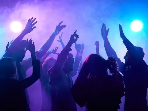 Dance Club में प्रवेश के लिए पुरुषों से करवा रहे एग्रीमेंट साइन