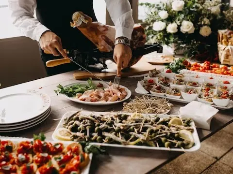 Hotel में छक कर खाता, और बिल देने की बारी आती तो लकवा मार जाता - अधेड़ उम्र के शख्स ने 127 बार की ऐसी नौटंकी