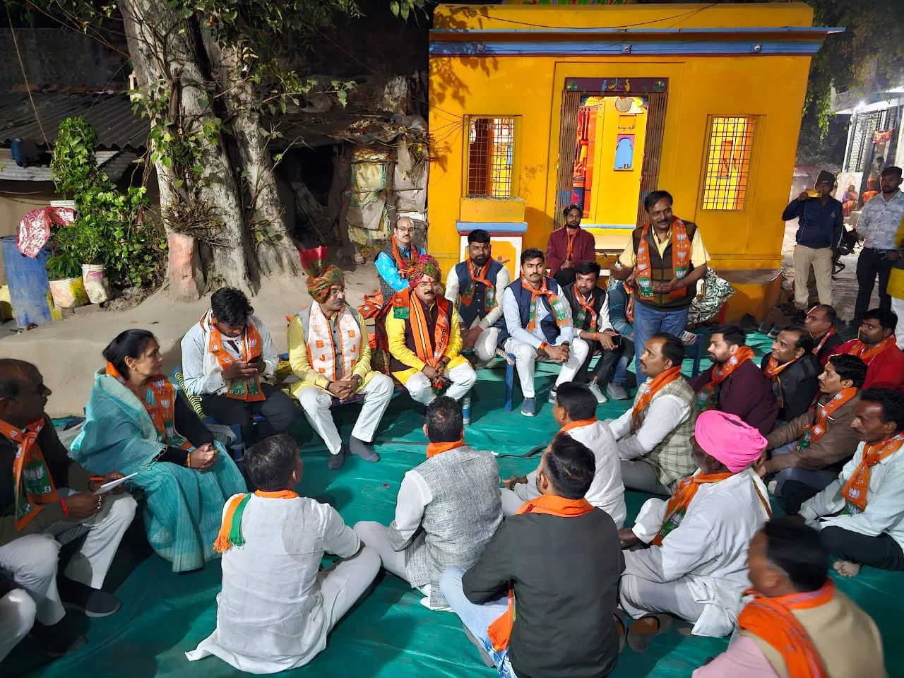 प्रदेश संगठन महामंत्री ने Gaon Chalo अभियान के तहत रतलाम जिले के सैलाना विधानसभा क्षेत्र के तंबोलिया गांव में किया रात्रि विश्राम, दीवार लेखन कर किया बैठक को संबोधित