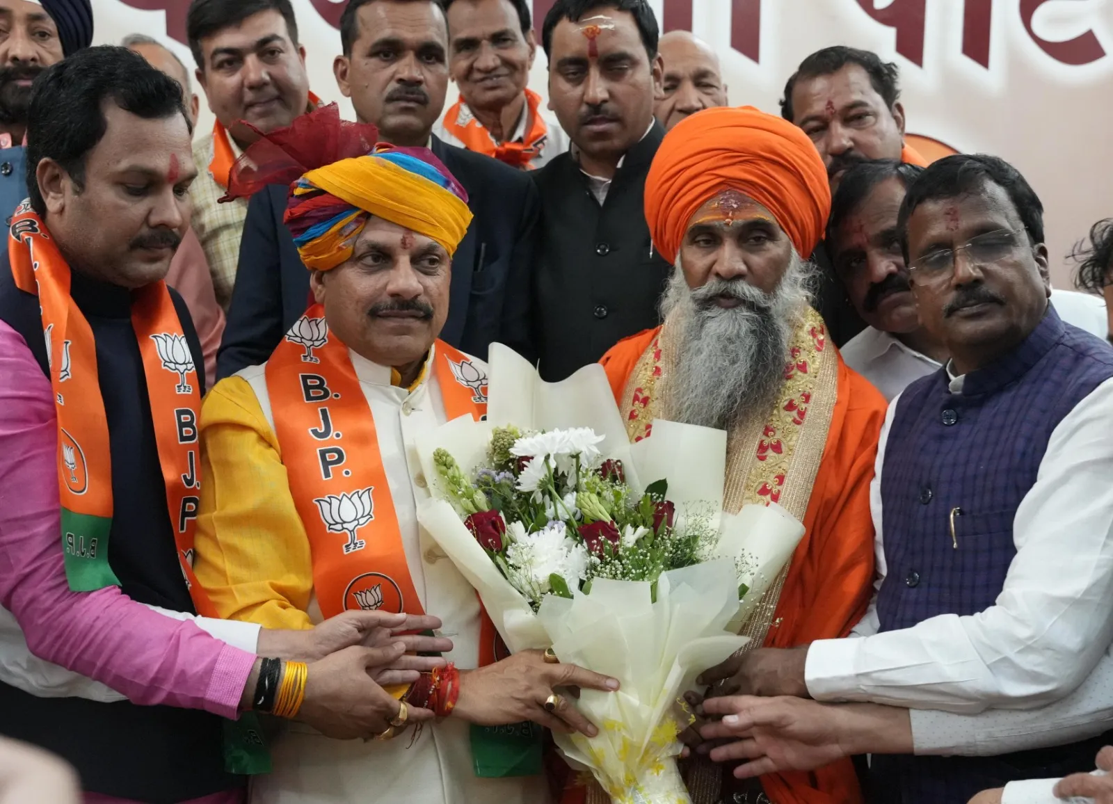 Chief Minister Dr. Mohan Yadav ने पार्टी कार्यालय उज्जैन में राज्यसभा सांसद बालयोगी उमेशनाथ महाराज के सम्मान समारोह को संबोधित कर किया दीवार लेखन