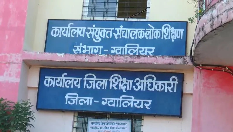 बोर्ड परीक्षा में फिर पकड़ा गया फर्जी परीक्षार्थी, दोस्त की जगह दे रहा था पेपर, Munna Bhai पर कार्रवाई