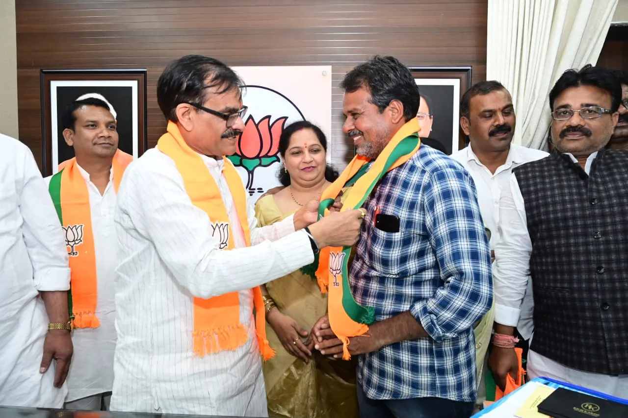 प्रदेश अध्यक्ष के समक्ष पांढुर्ना महिला कांग्रेस अध्यक्ष, पूर्व सांसद प्रतिनिधि एवं पन्ना यूथ कांग्रेस के पूर्व लोकसभा महासचिव भाजपा में शामिल