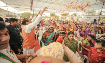 Former Chief Minister Shivraj Singh Chauhan ने बुधनी में आयोजित होली मिलन समारोह में सहभागिता की, थिरकते हुए जमकर बजाया ढोल