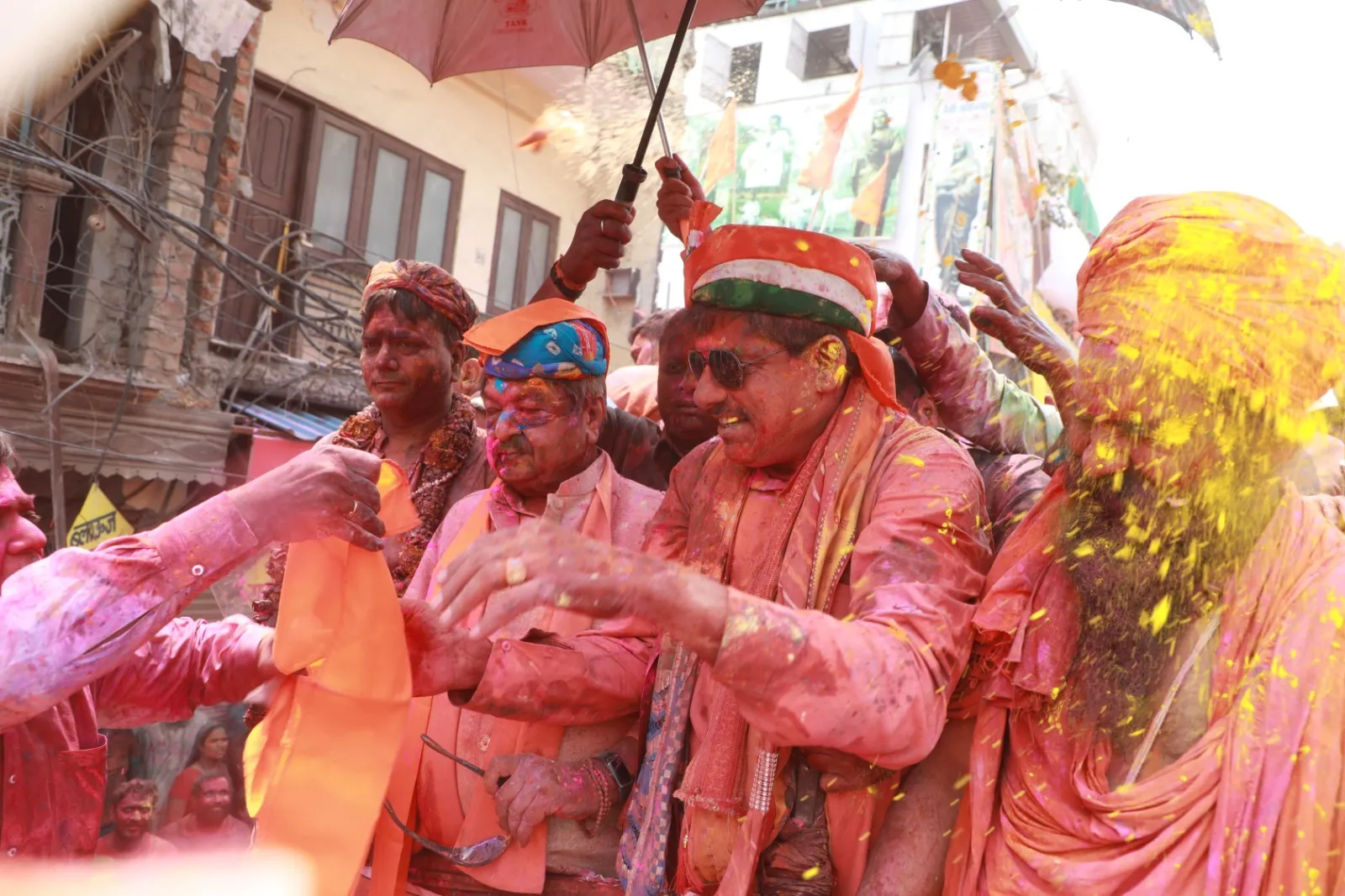 मुख्यमंत्री Dr. Mohan Yadav, प्रदेश संगठन महामंत्री हितानंद एवं प्रदेश शासन के मंत्री कैलाश विजयवर्गीय रंगपंचमी पर इंदौर की गेर में शामिल हुए