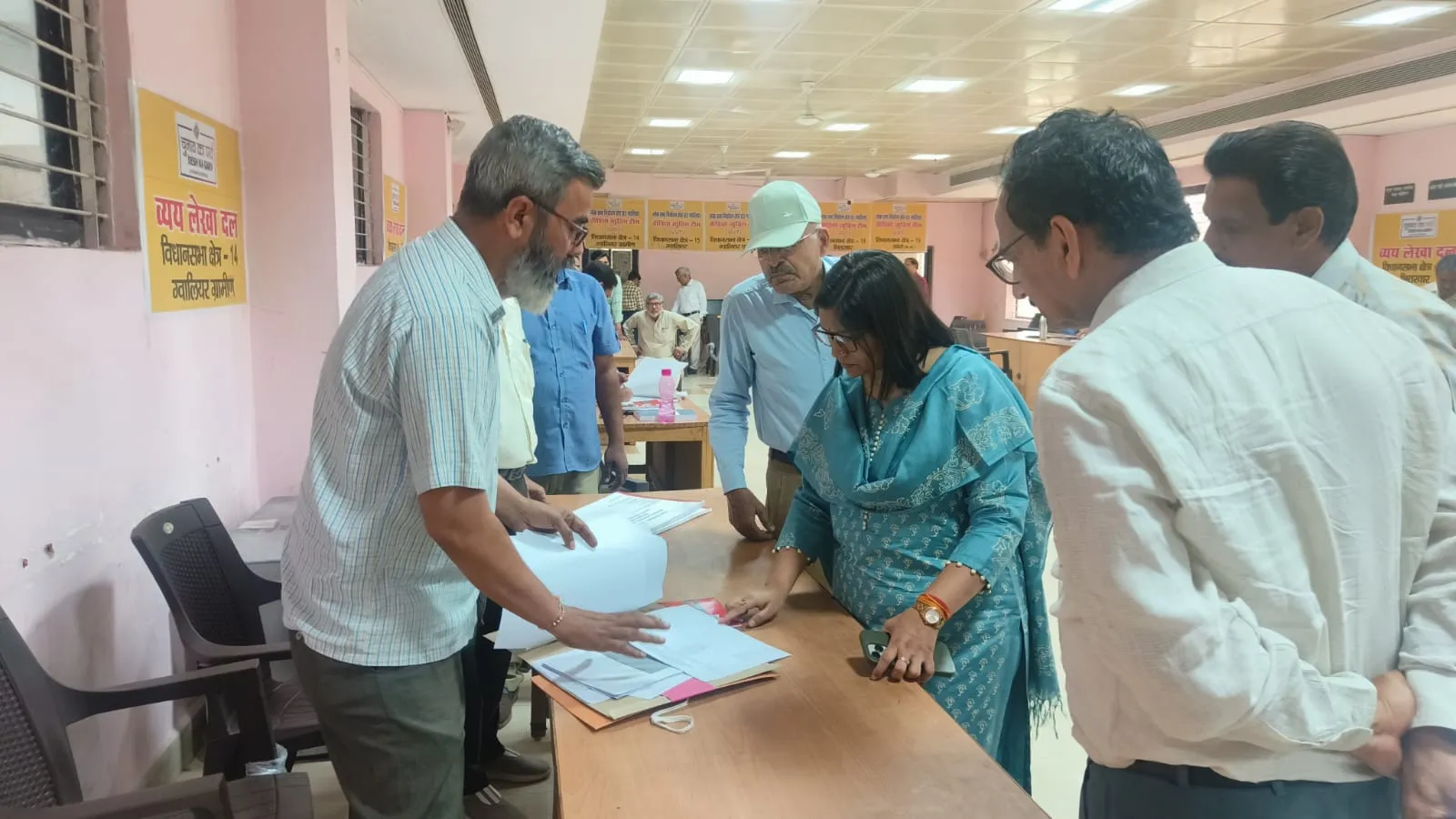 प्रत्याशियों द्वारा प्रचार पर किए जाने वाले खर्च की पाई-पाई का हिसाब रखें, कलेक्टर एवं जिला निर्वाचन अधिकारी Smt. Chauhan ने किया व्यय प्रकोष्ठ का निरीक्षण