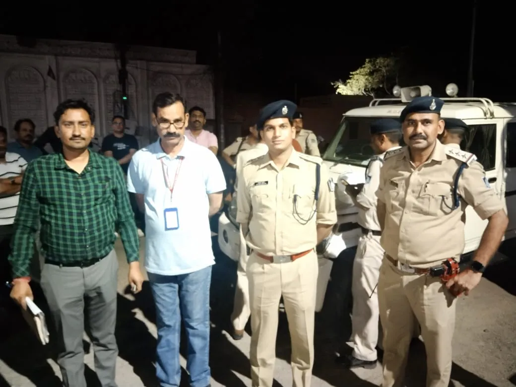 FST द्वारा कम्पू क्षेत्र से 3.33 लाख से अधिक रुपए और तीन पेटी शराब जब्त