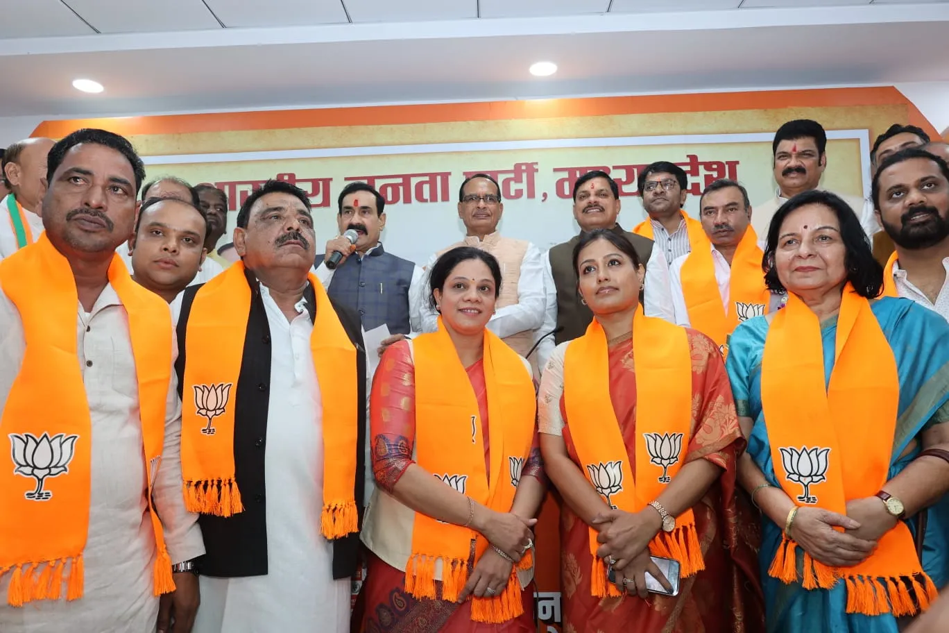 Chief Minister के समक्ष कांग्रेस की पूर्व विधायक श्रीमती पारूल साहू एवं छिंदवाड़ा जिला पंचायत उपाध्यक्ष अमित सक्सेना सहित 500 से अधिक कांग्रेस पदाधिकारियों ने पार्टी की सदस्यता ली