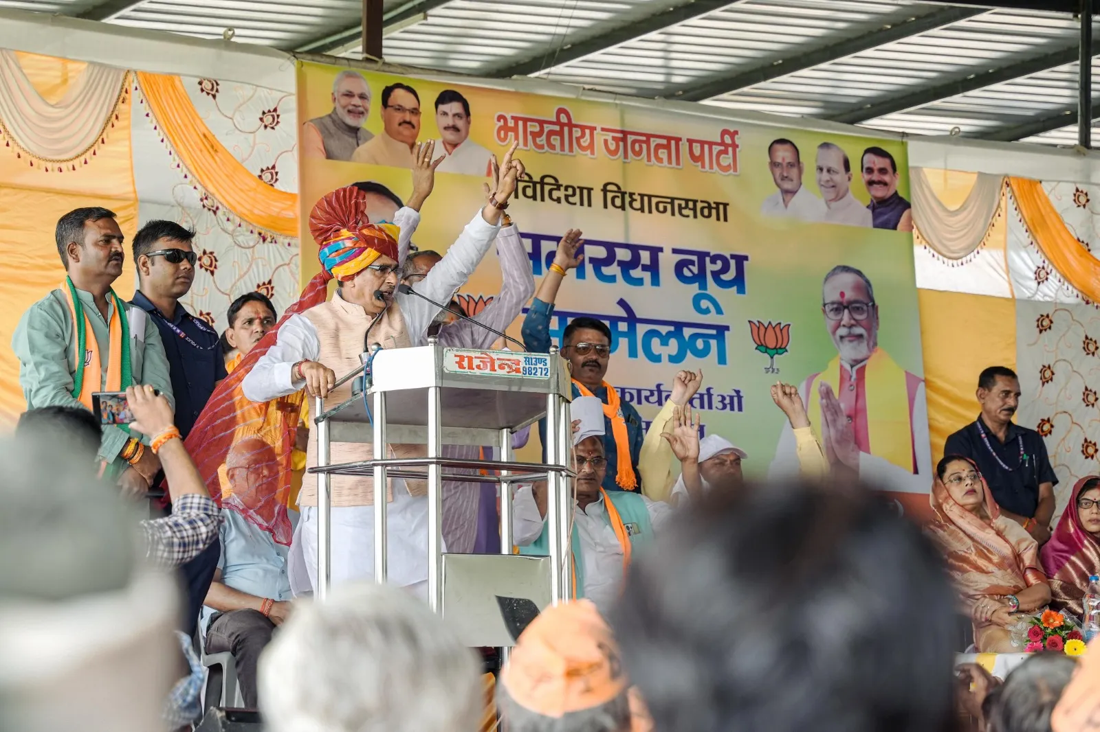 पूर्व मुख्यमंत्री Shivraj Singh Chouhan ने शुक्रवार को गंजबासौदा के नौलखी और शीतला माता मंदिर में दर्शन और पूजा-अर्चना कर देश व प्रदेशवासियों के सुख-समृध्दि की कामना की