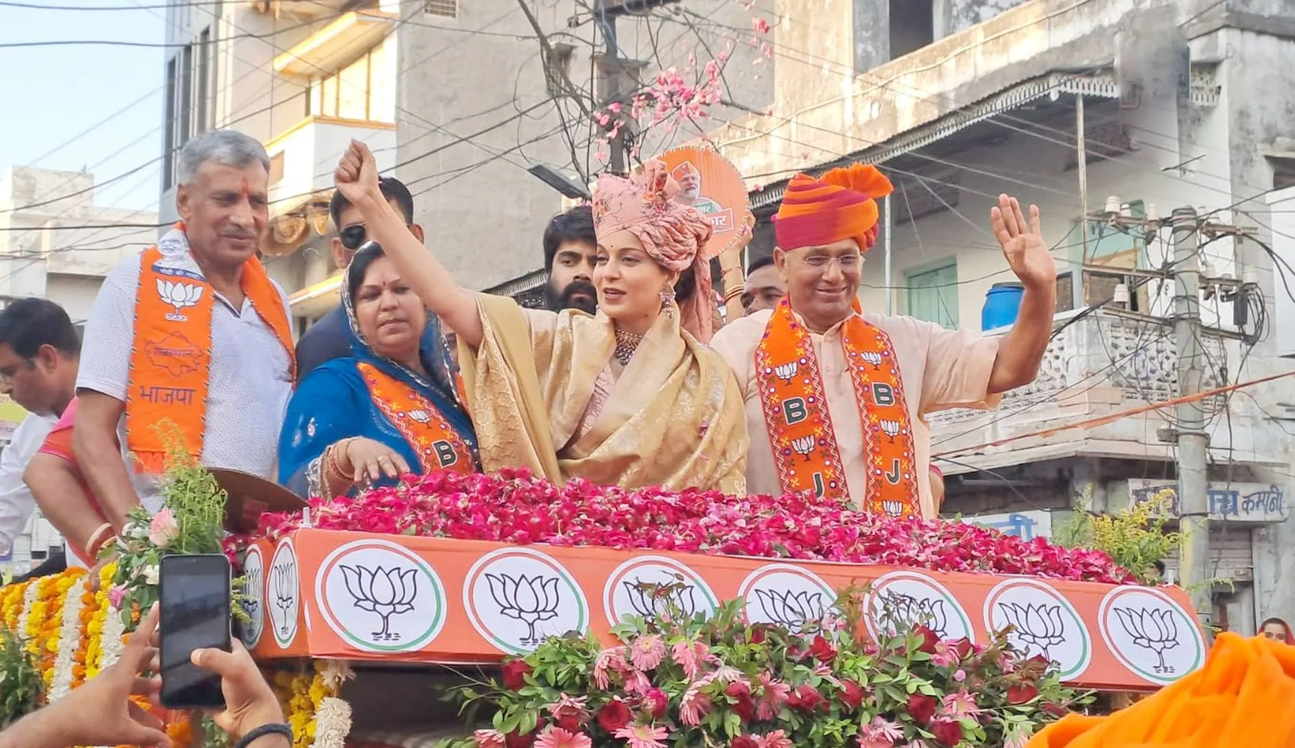 Jodhpur की सड़कों पर सुनहरी साड़ी गुलाबी पगड़ी पहनकर खुली जीप में निकलीं कंगना