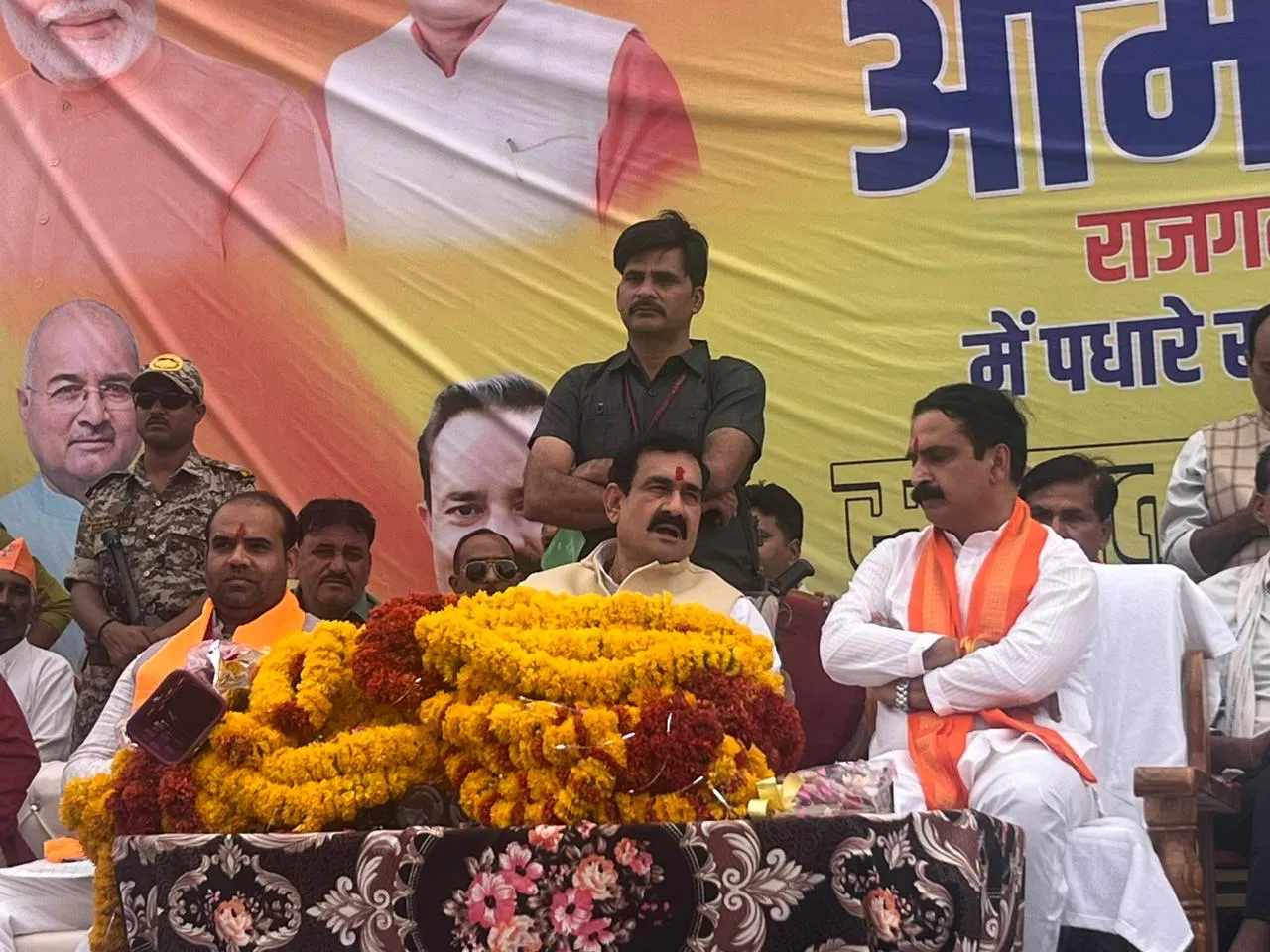 Dr. Narottam Mishra ने राजगढ़ लोकसभा क्षेत्र के ग्राम आरोन में जनसभा और रूठियाई में सामाजिक सम्मेलन को किया संबोधित
