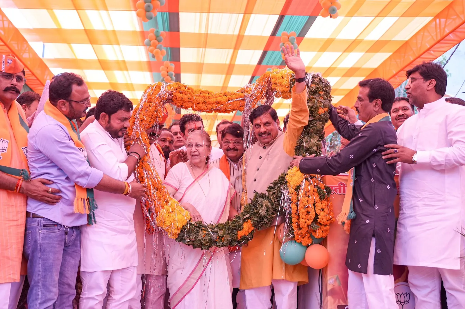 मुख्यमंत्री Dr. Mohan Yadav ने इंदौर एवं झाबुआ में भाजपा प्रत्याशियों के नामांकन दाखिल कराने के बाद नामांकन रैली में शामिल होकर जनसभाओं को संबोधित किया